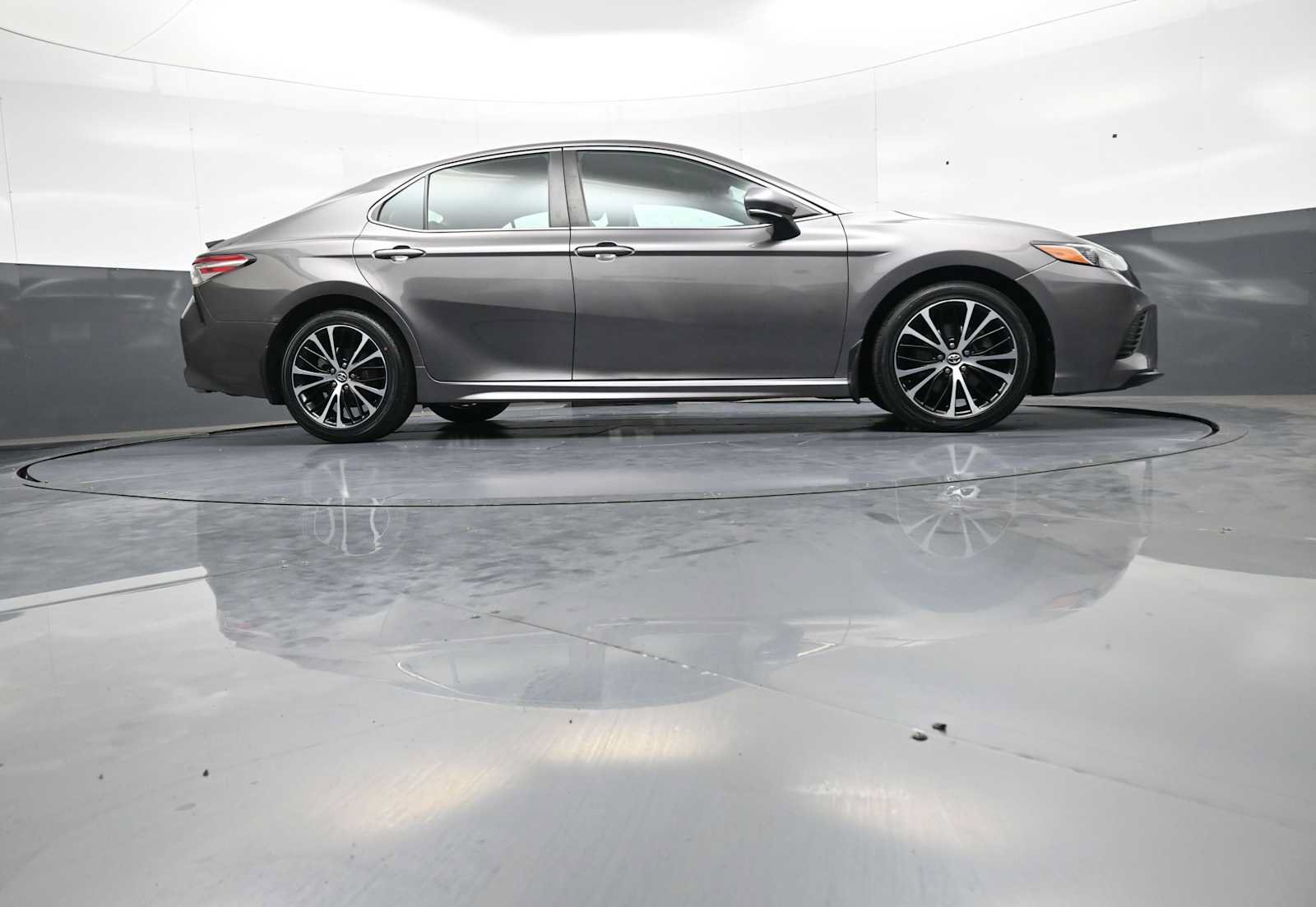 Used 2020 Toyota Camry SE w/ Convenience Package FWD image 32