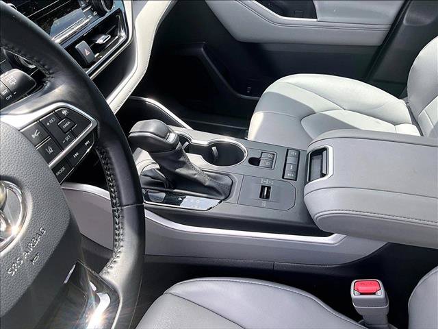 Used 2021 Toyota Highlander XLE FWD image 15