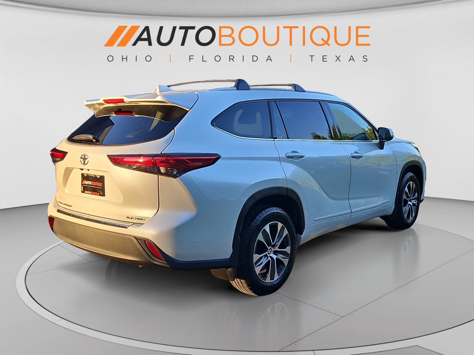 Used 2022 Toyota Highlander XLE AWD/4WD image 5