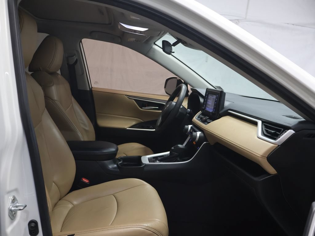 Used 2021 Toyota RAV4 XLE w/ Convenience Package FWD image 9