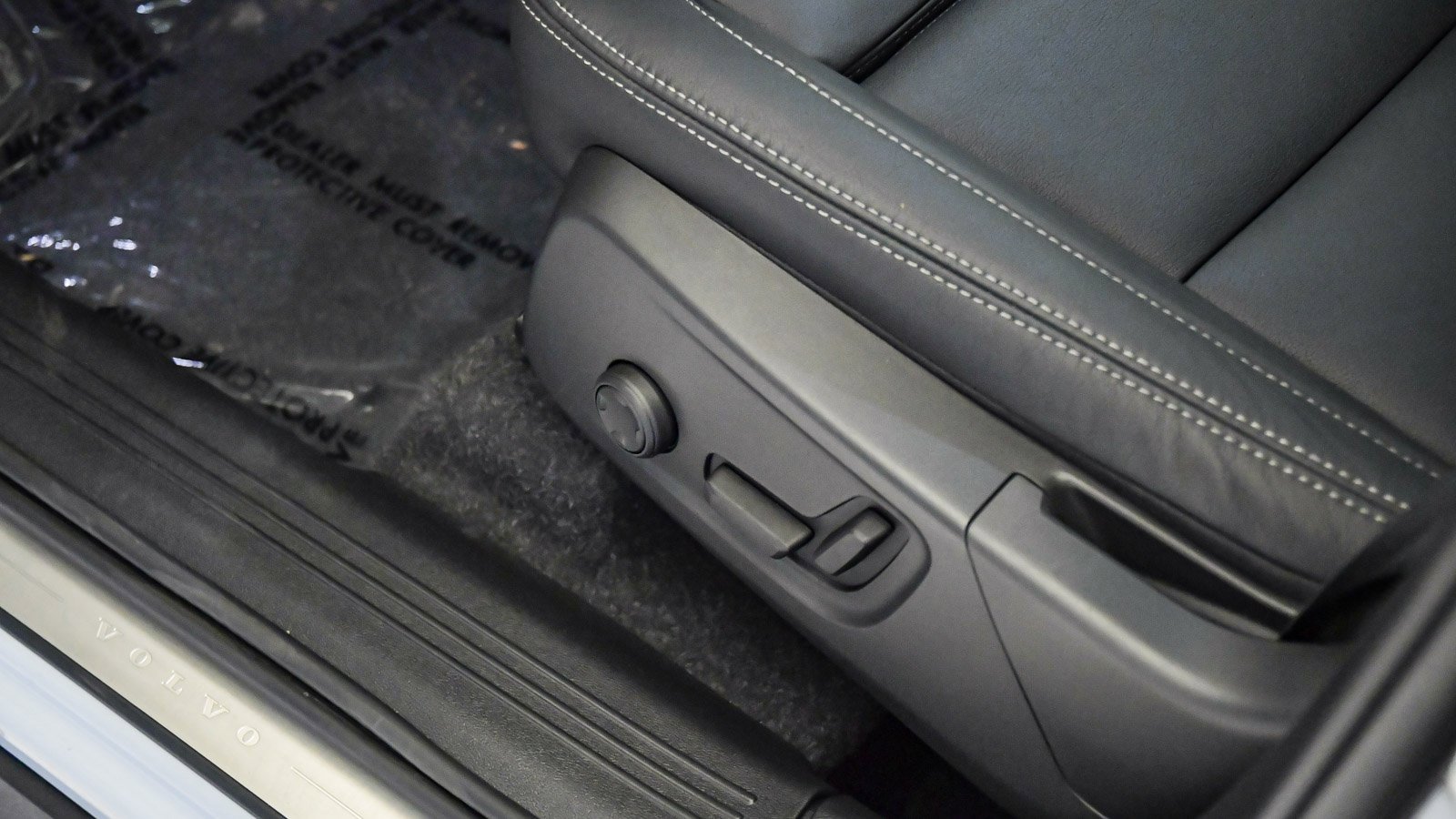 Certified 2025 Volvo XC40 B5 Plus w/ Climate Package image 23