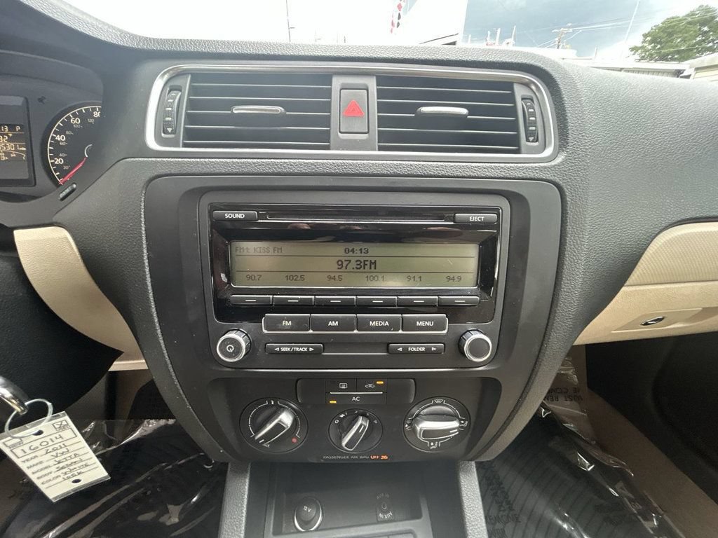 Used 2011 Volkswagen Jetta SE FWD image 17