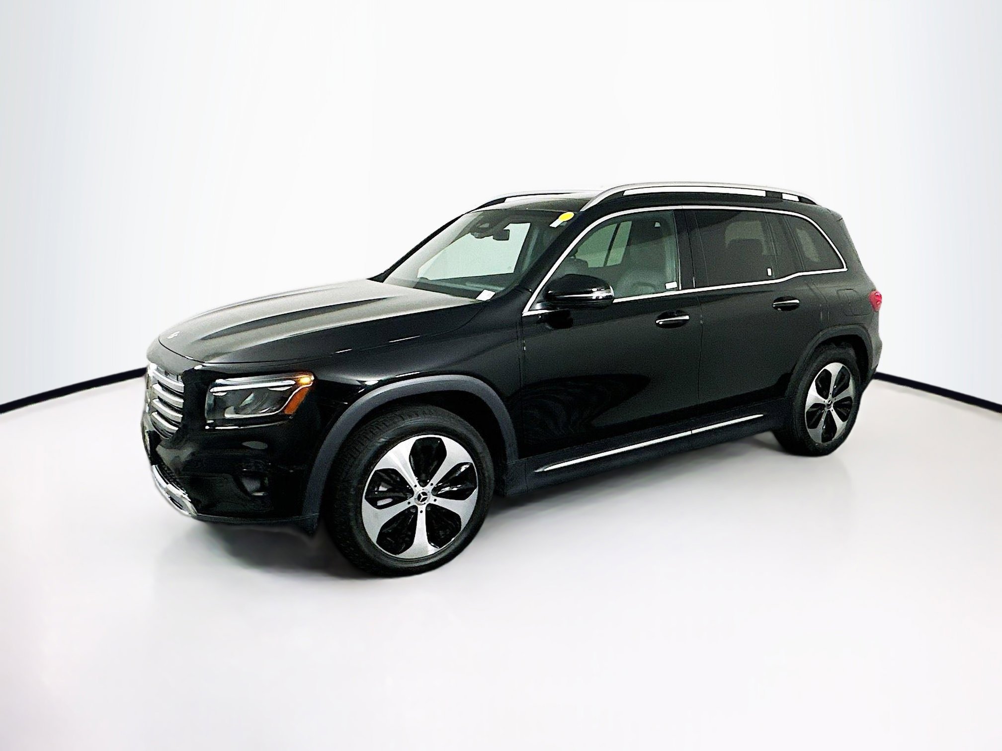 Used 2025 Mercedes-Benz GLB 250 4MATIC image 4