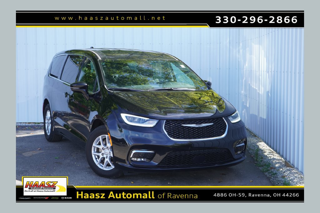 Used 2025 Chrysler Pacifica Select