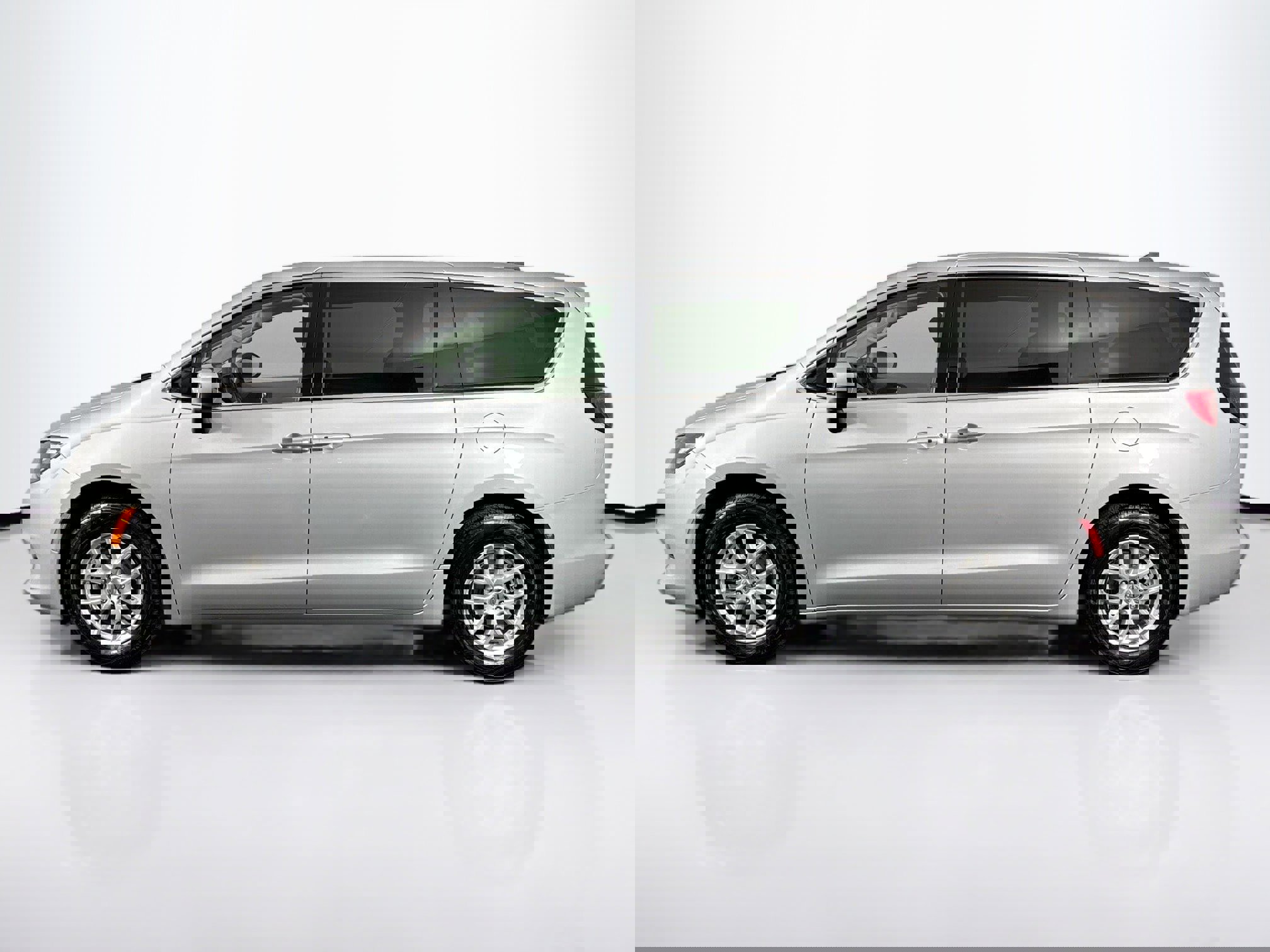 Used 2023 Chrysler Voyager LX image 7