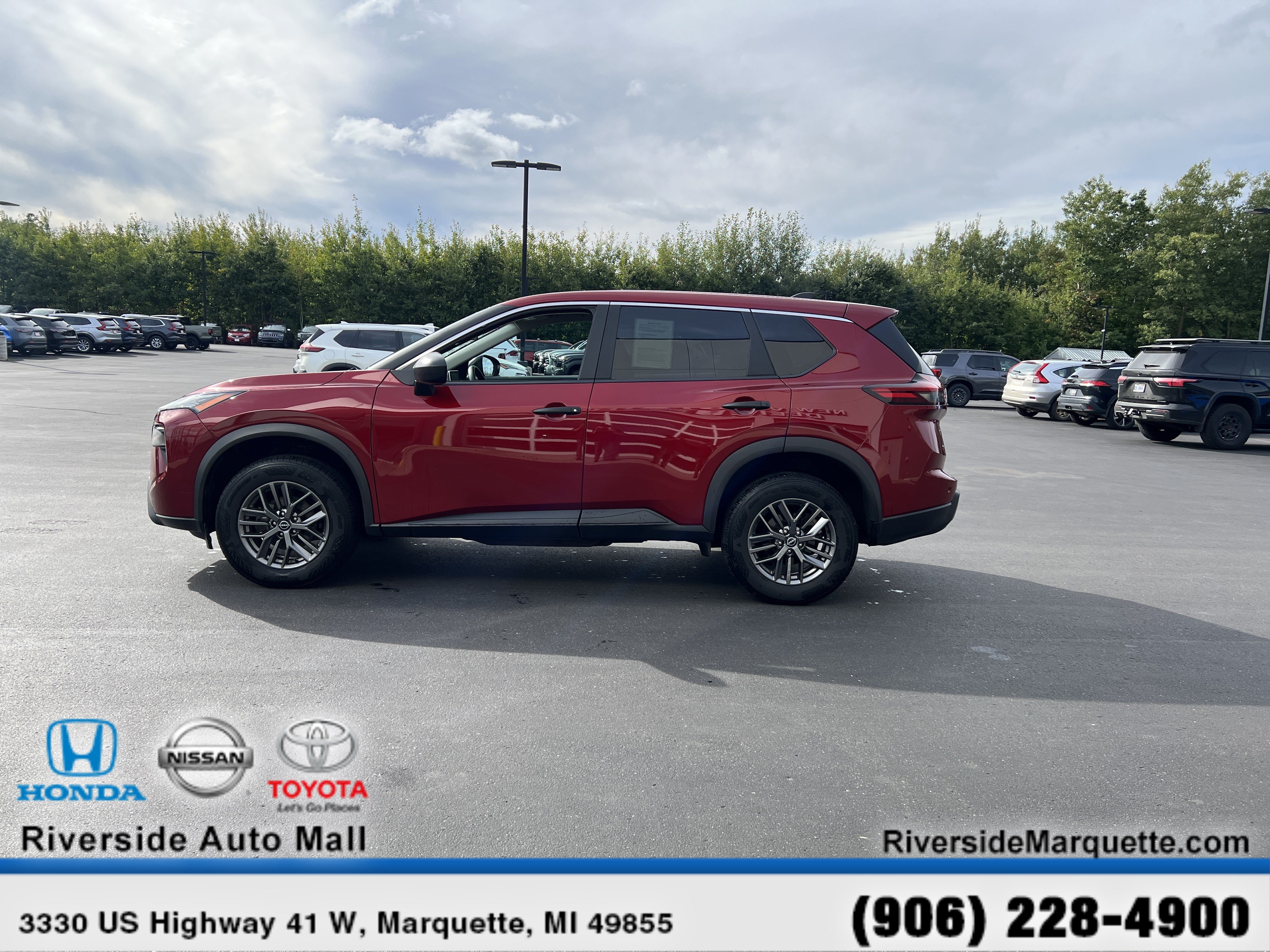 Used 2025 Nissan Rogue S AWD/4WD image 4