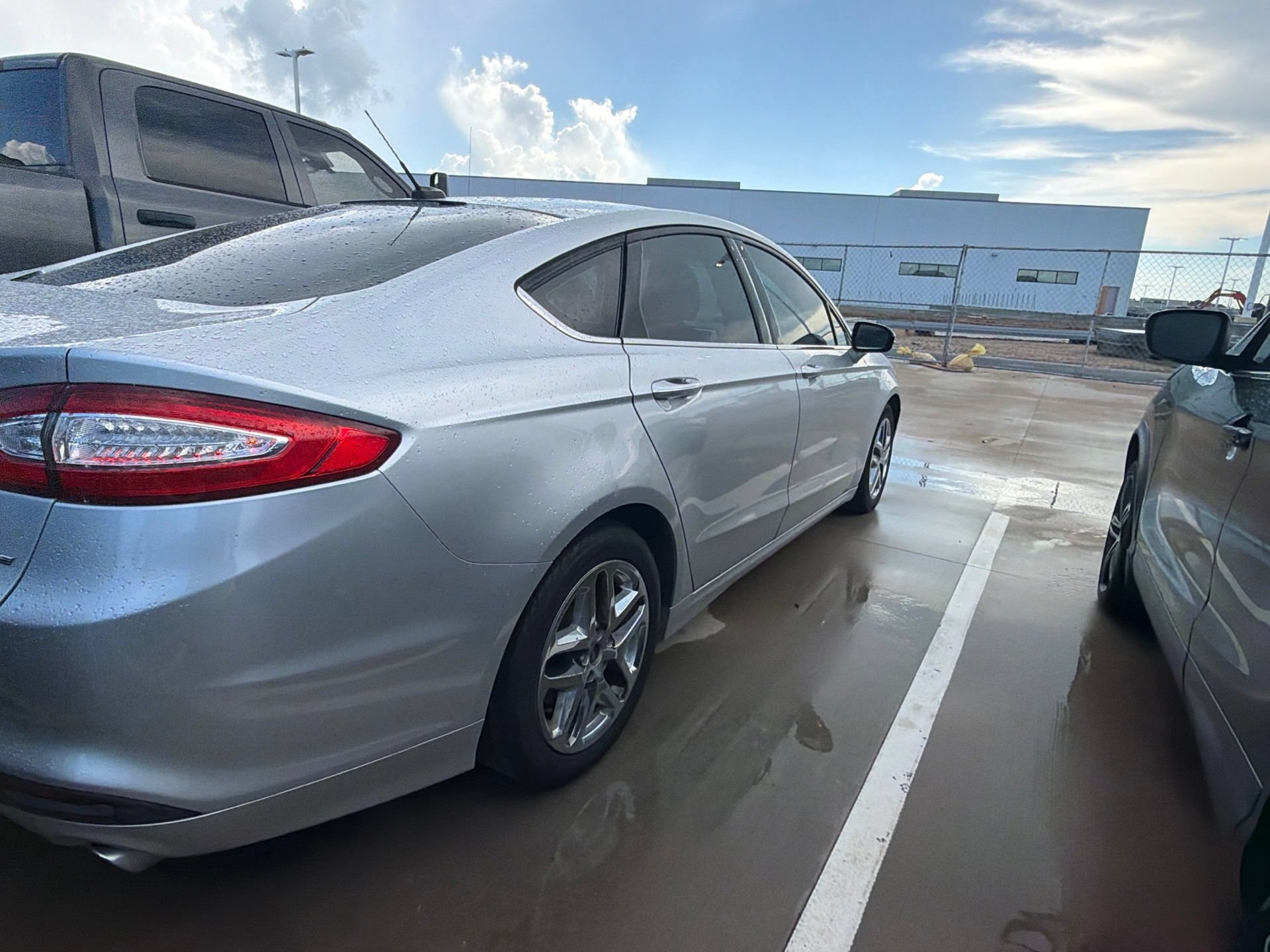 Used 2016 Ford Fusion SE FWD image 3