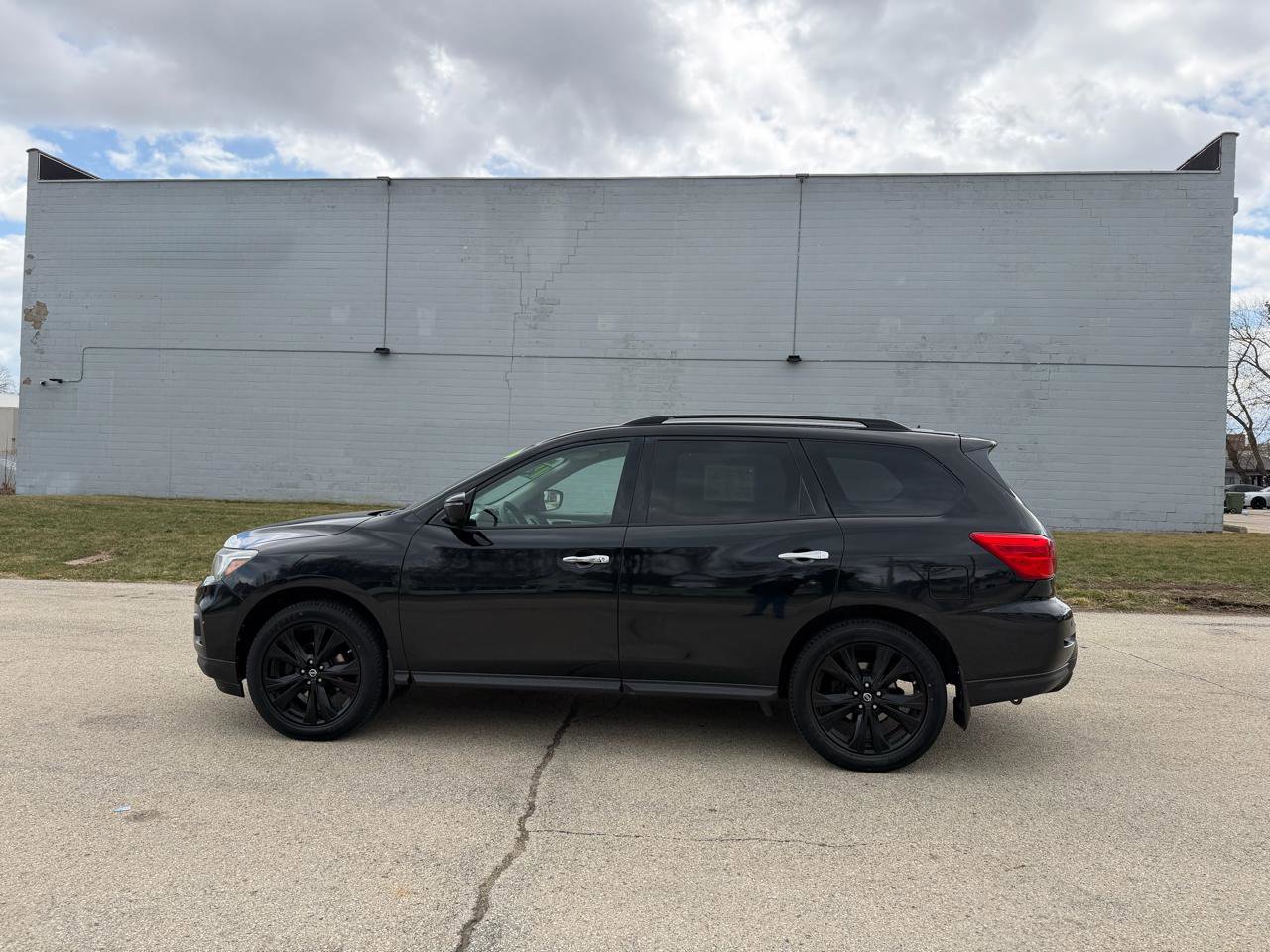 Used 2018 Nissan Pathfinder SL w/ Midnight Edition Package image 4