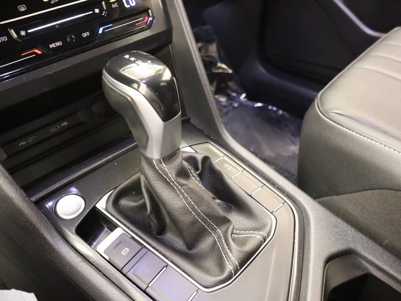 Certified 2023 Volkswagen Tiguan SE FWD image 9