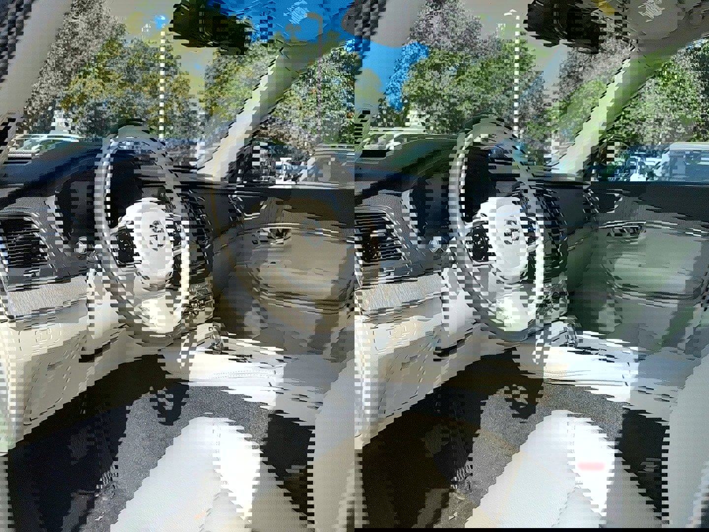 New 2025 Volvo XC90 T8 Core w/ Climate Package image 11