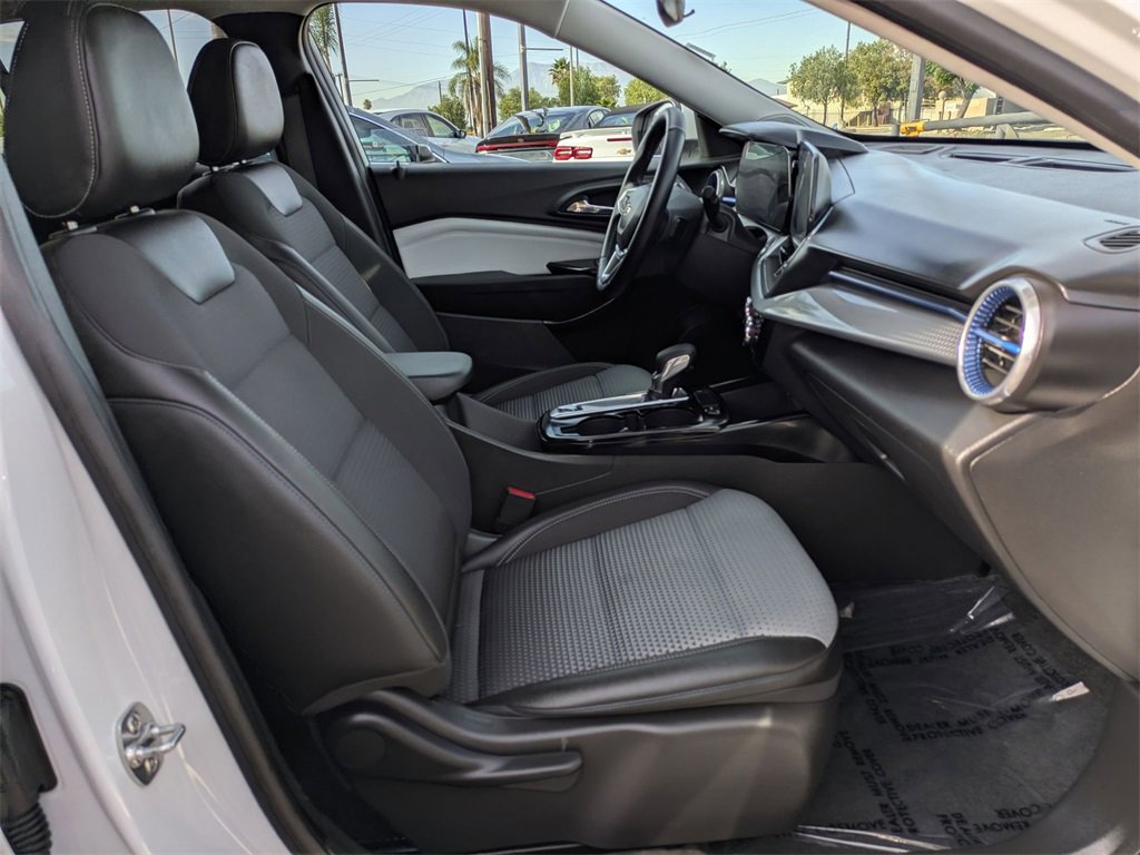 Used 2025 Chevrolet Trax LT w/ LT Convenience Package image 32