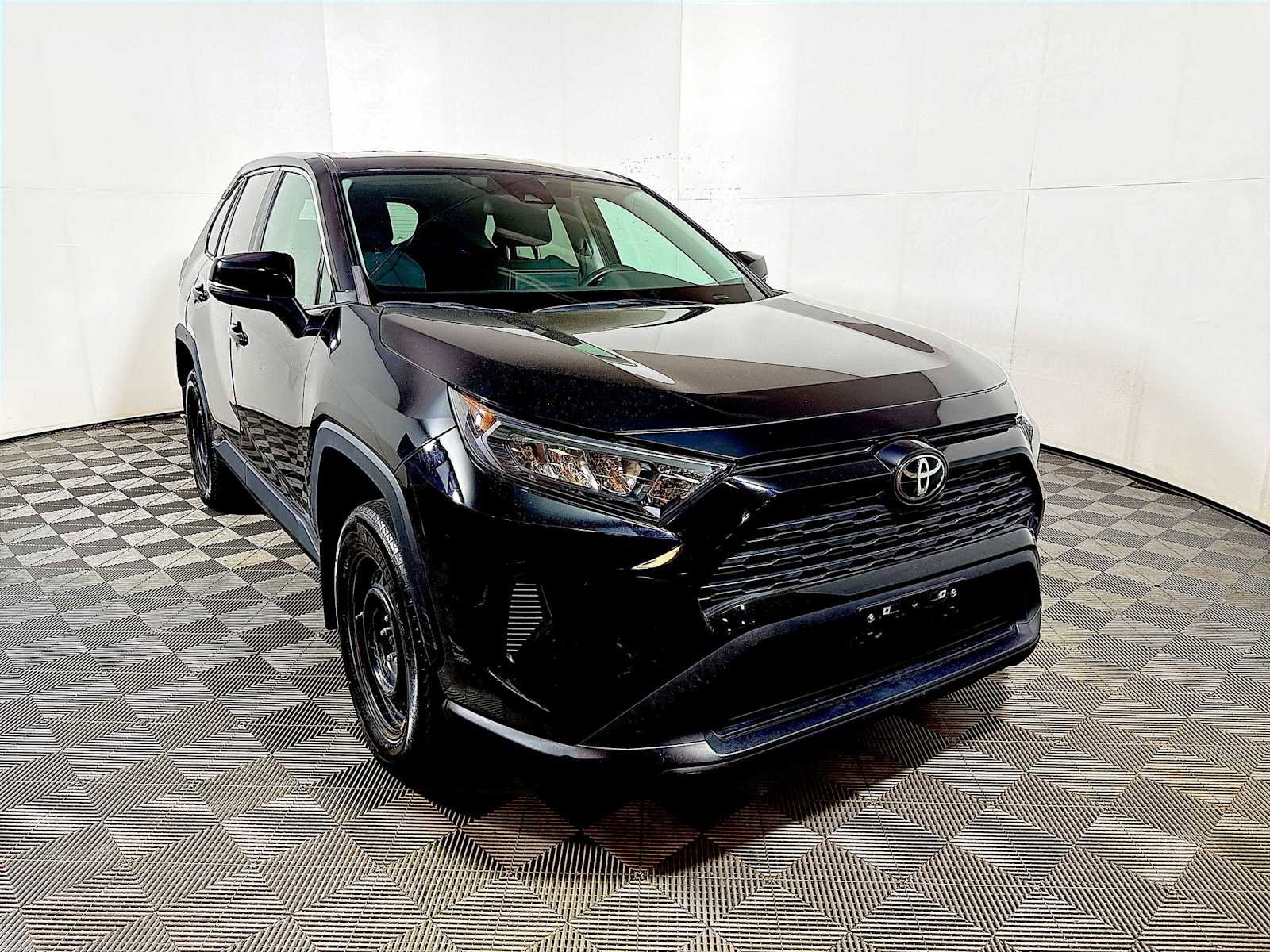 Used 2022 Toyota RAV4 LE AWD/4WD image 2