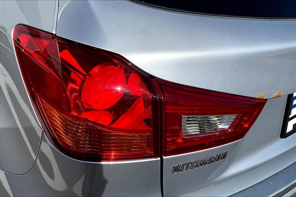 Used 2011 Mitsubishi Outlander Sport SE AWD/4WD image 23