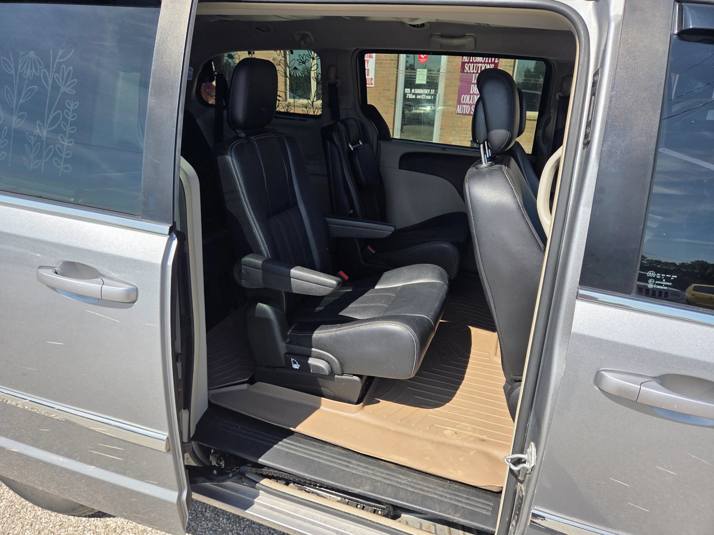 Used 2014 Chrysler Town & Country Touring-L FWD image 19