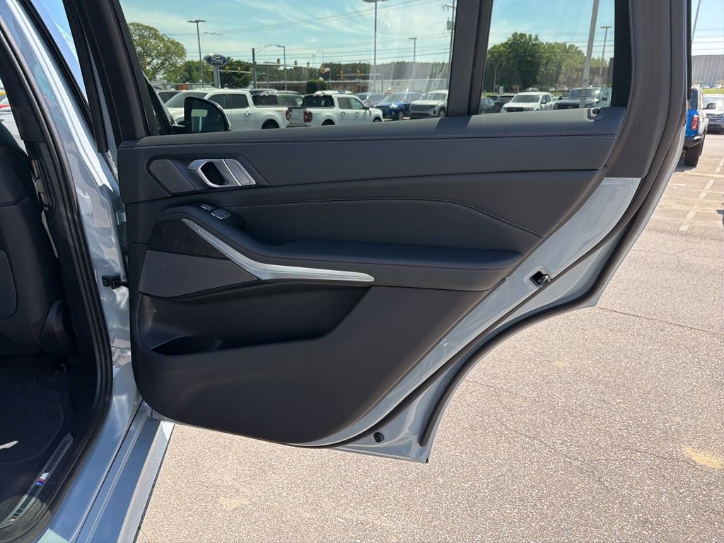 Used 2025 BMW X7 xDrive40i w/ M Sport Package image 23