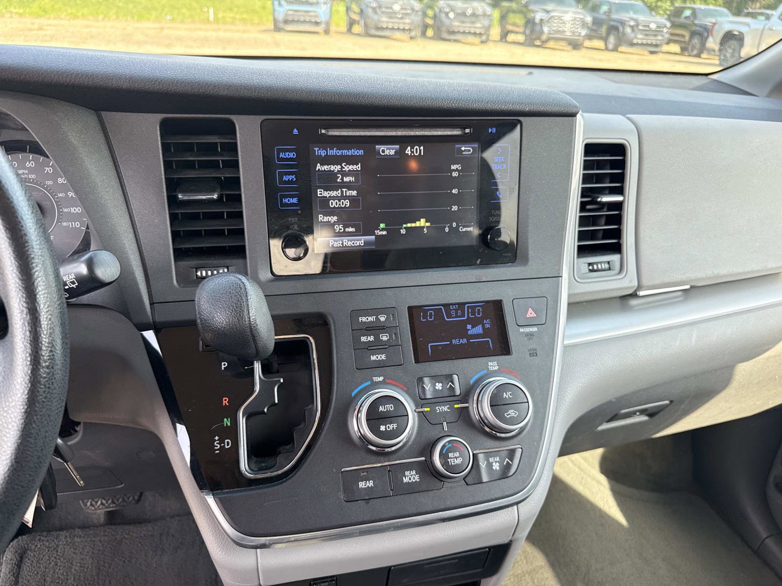 Used 2015 Toyota Sienna LE image 21