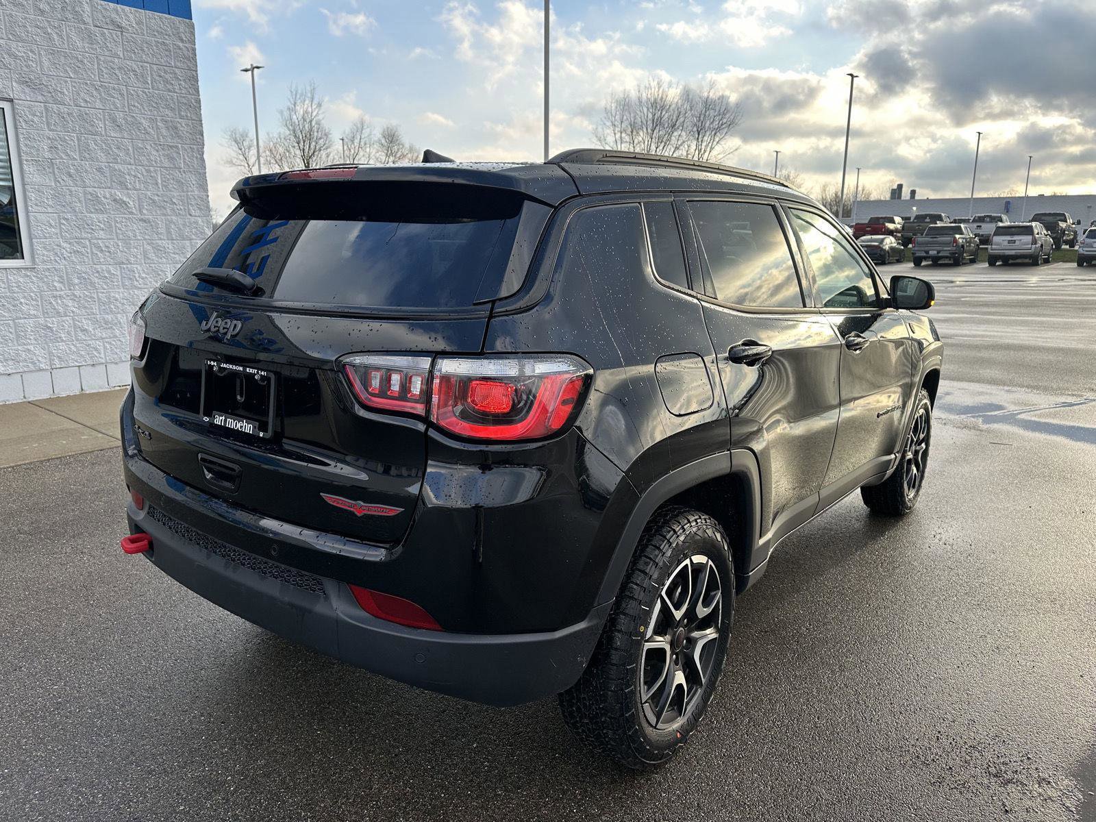Used 2025 Jeep Compass Trailhawk AWD/4WD image 9