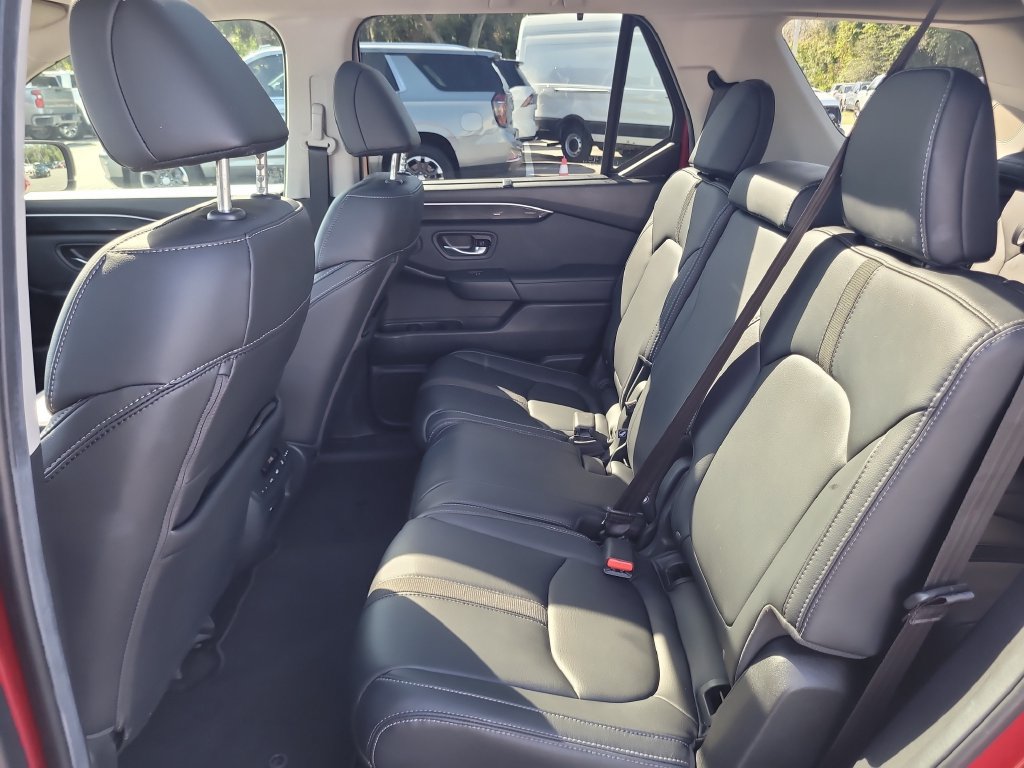 Used 2025 Honda Pilot Touring image 11