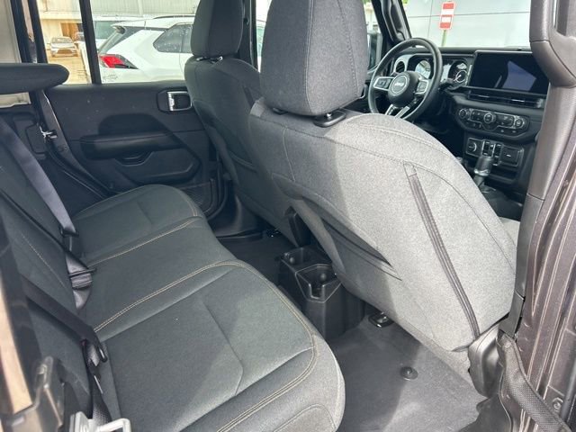 Used 2025 Jeep Wrangler Sahara image 37