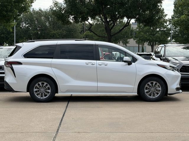 Certified 2023 Toyota Sienna XLE FWD image 3