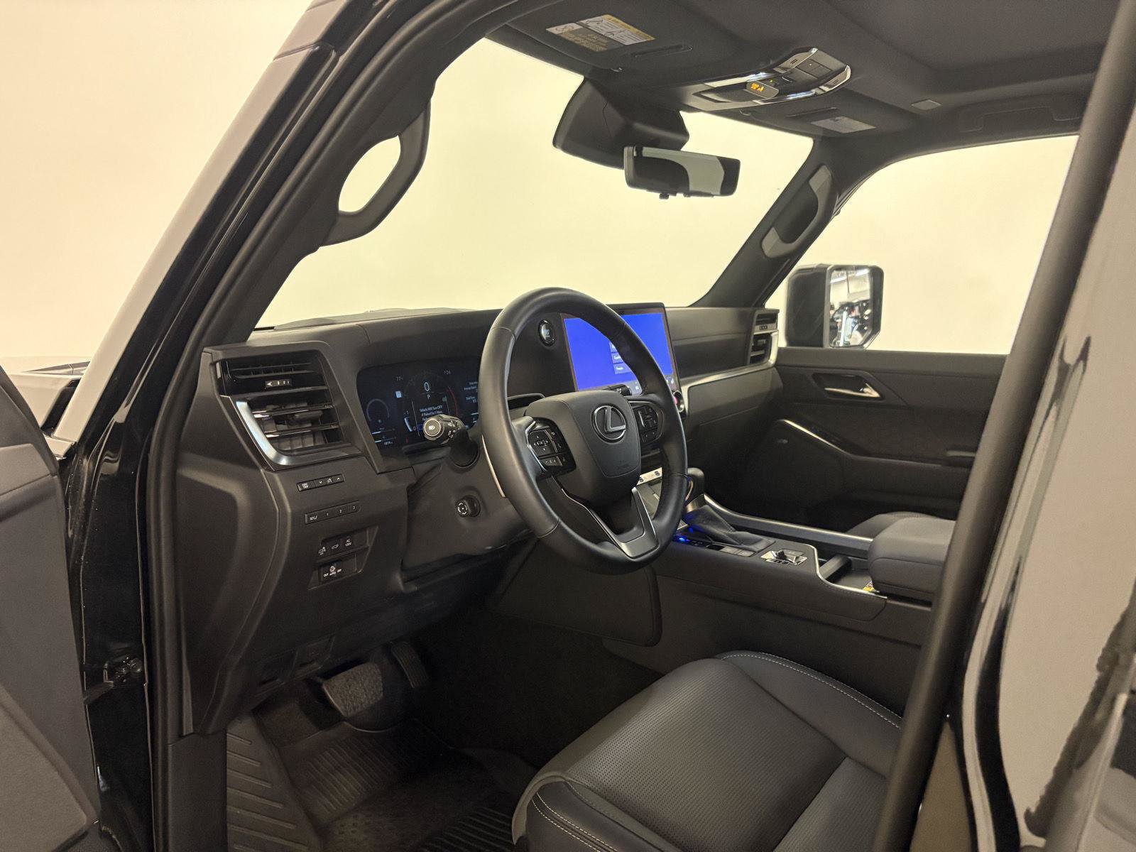 Used 2026 Lexus GX 550 w/ Accessory Package (2T) AWD/4WD image 17