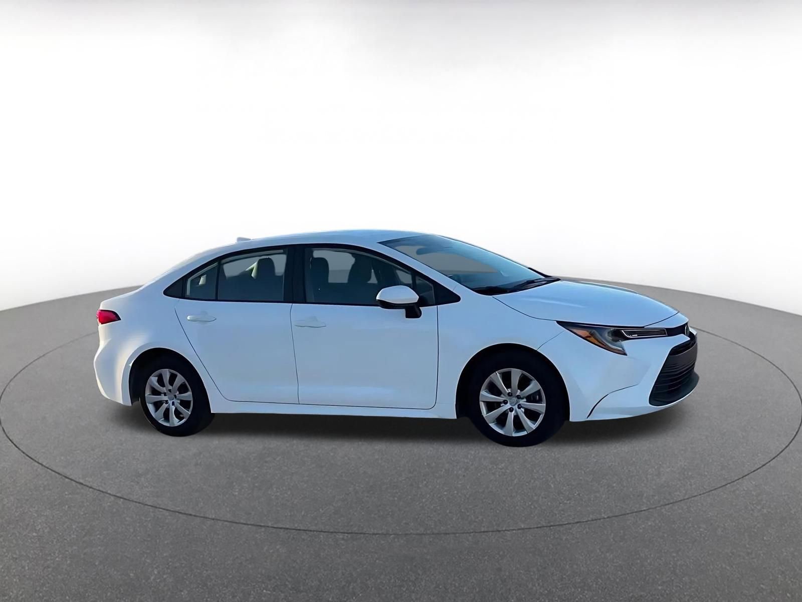 Used 2025 Toyota Corolla LE image 2