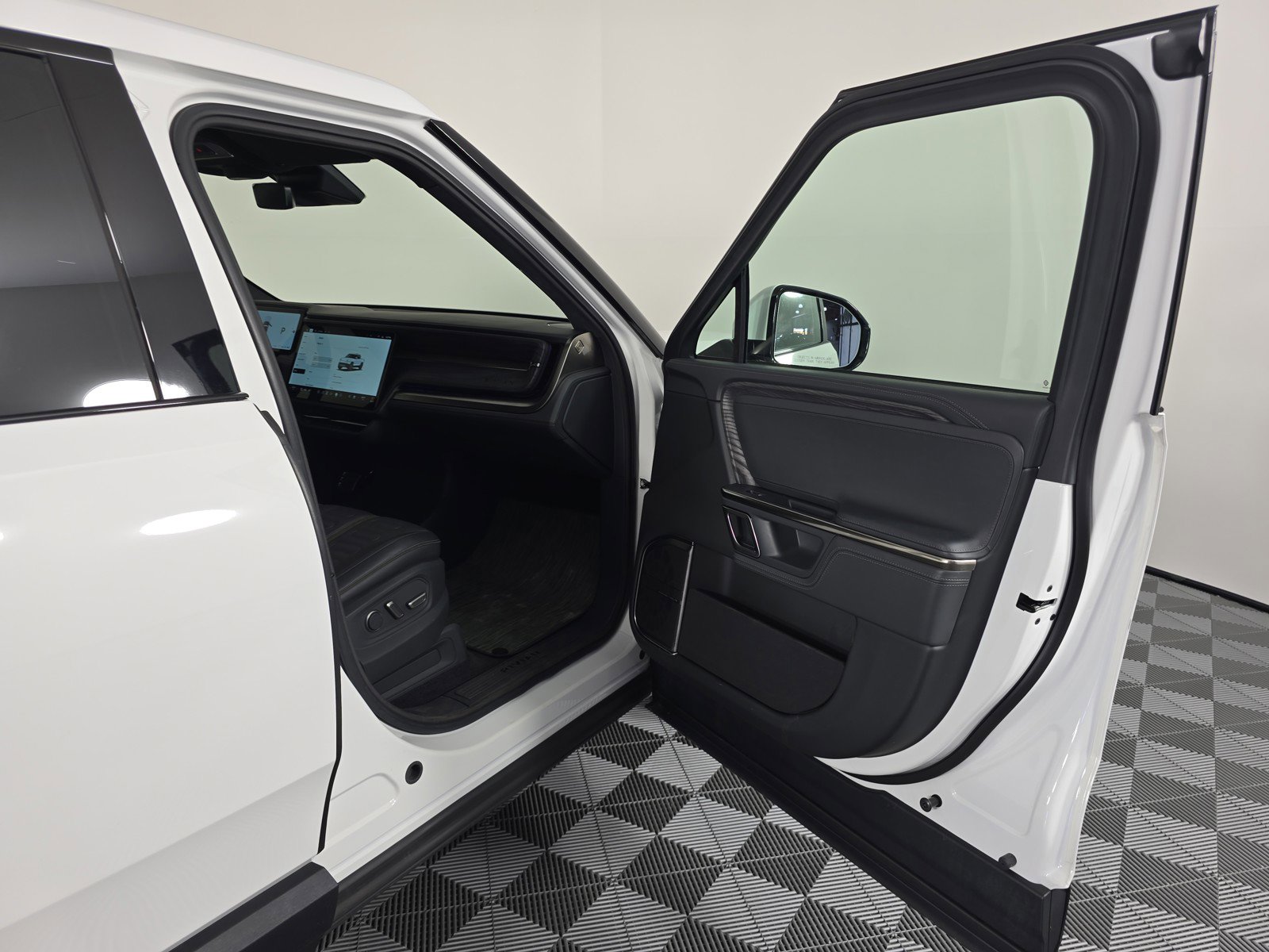 Used 2022 Rivian R1T Adventure image 18