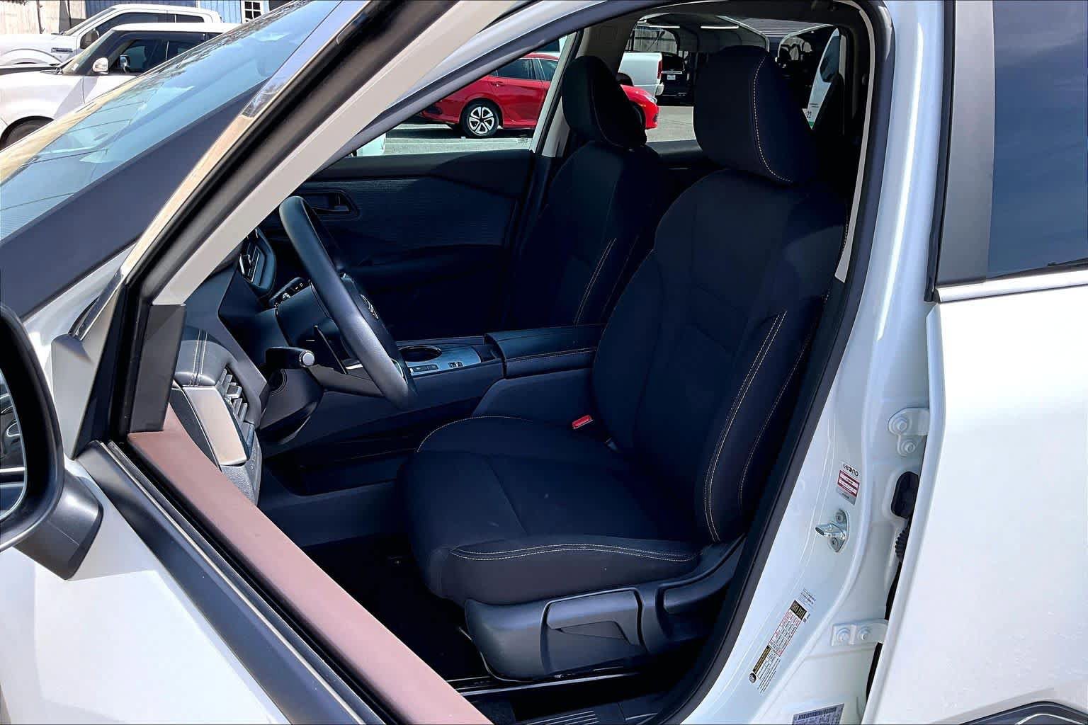 Used 2023 Nissan Rogue S image 8