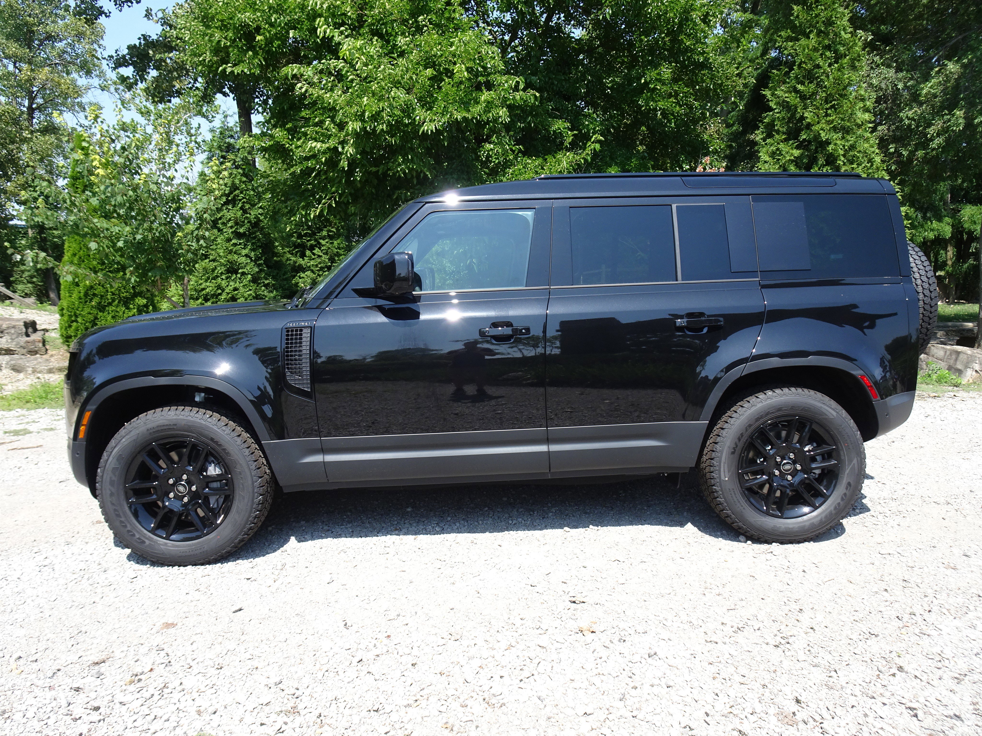 New 2025 Land Rover Defender 110 S image 9