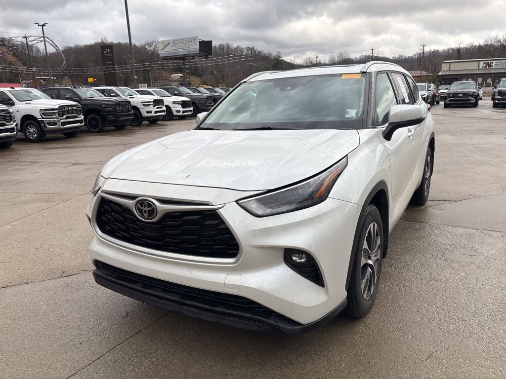 Used 2022 Toyota Highlander XLE image 1