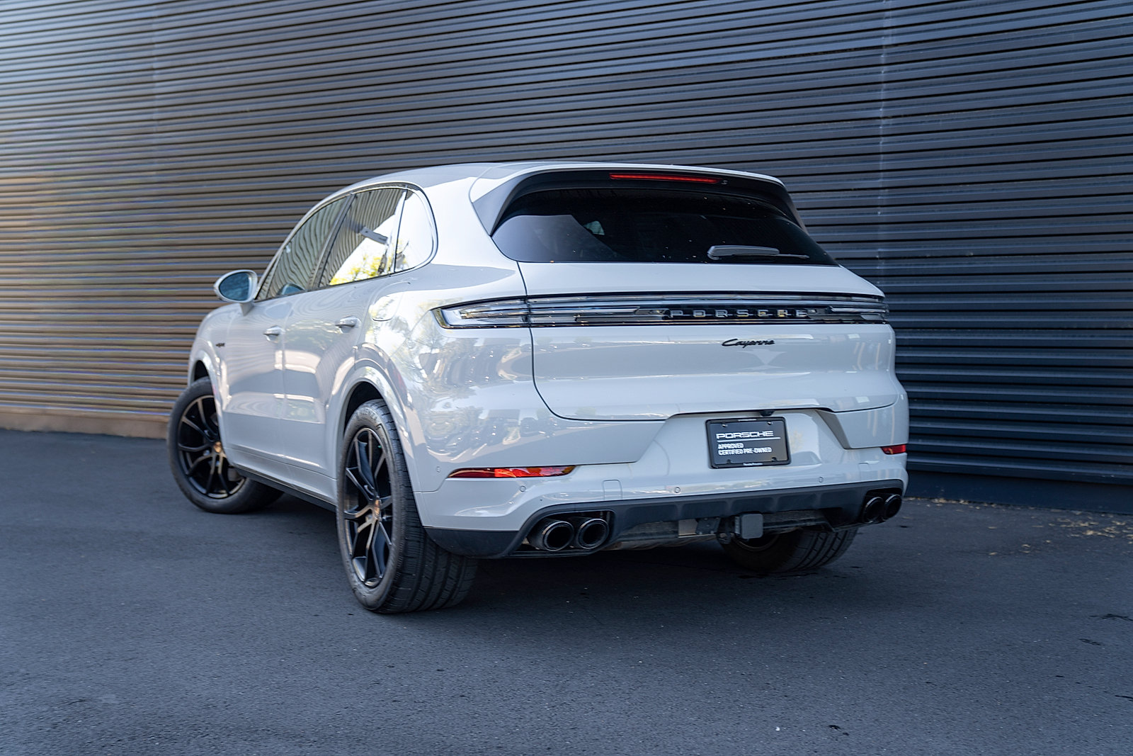 Certified 2025 Porsche Cayenne E-Hybrid AWD/4WD image 3