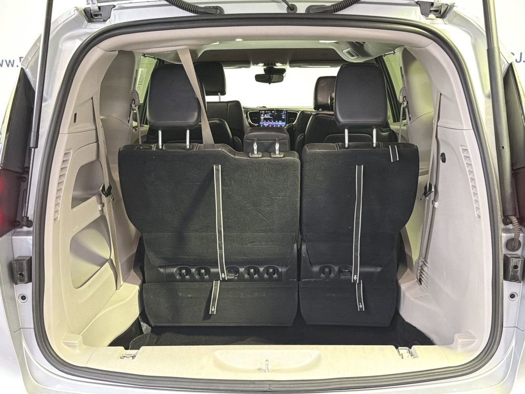 Used 2024 Chrysler Pacifica Touring-L image 10