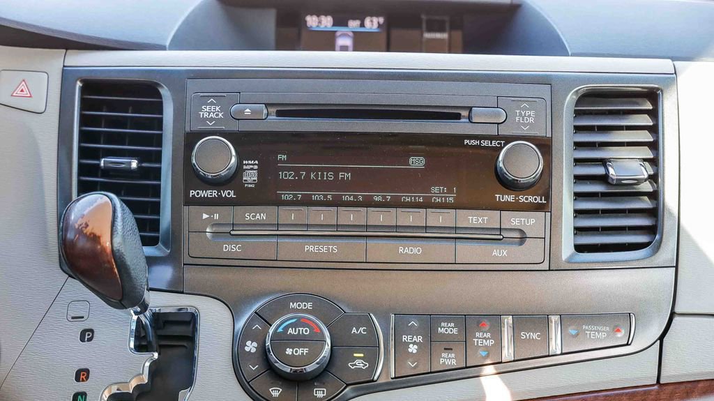 Used 2014 Toyota Sienna L image 15