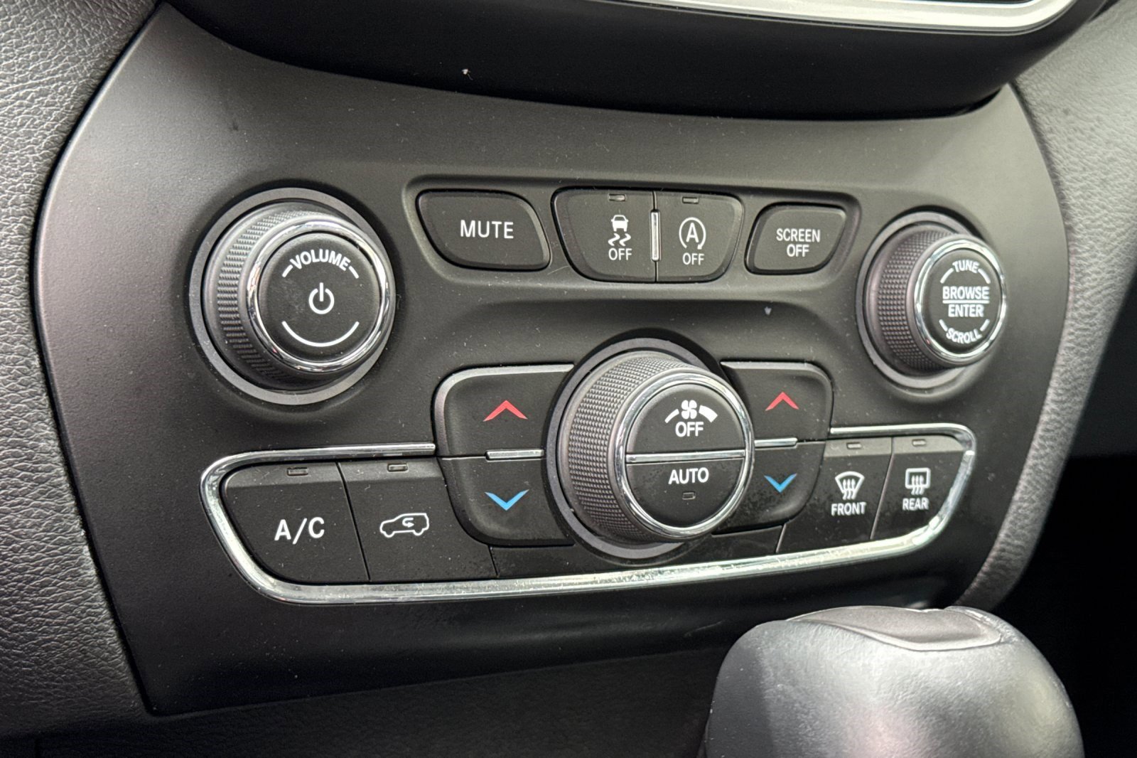 Used 2019 Jeep Cherokee Limited FWD image 17