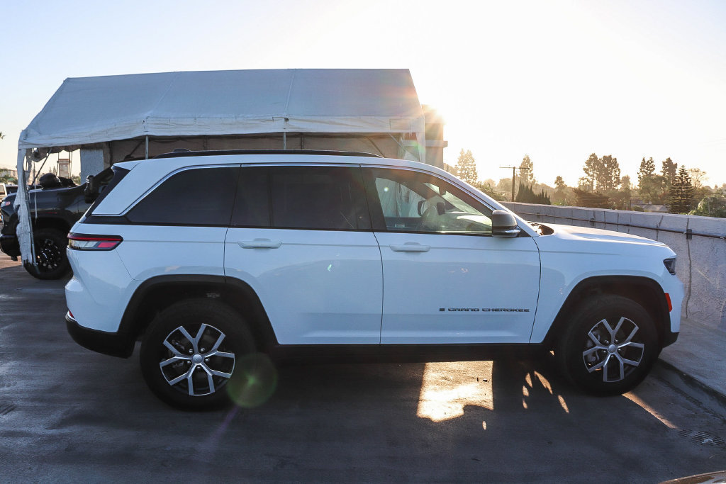 Used 2024 Jeep Grand Cherokee Limited RWD image 13