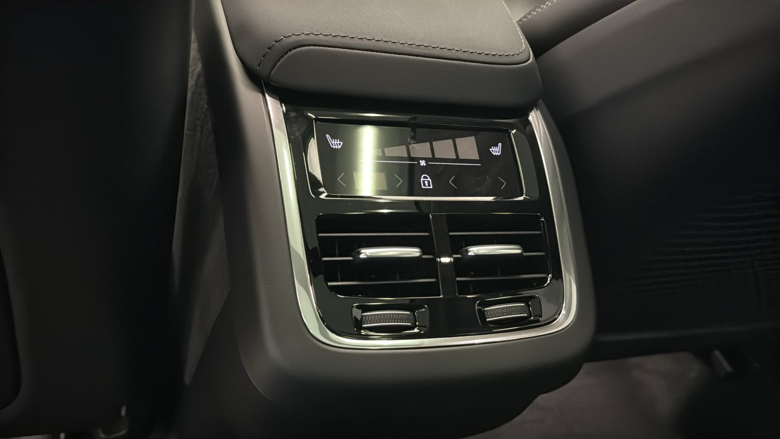 New 2027 Volvo XC60 B5 Ultra AWD/4WD image 28