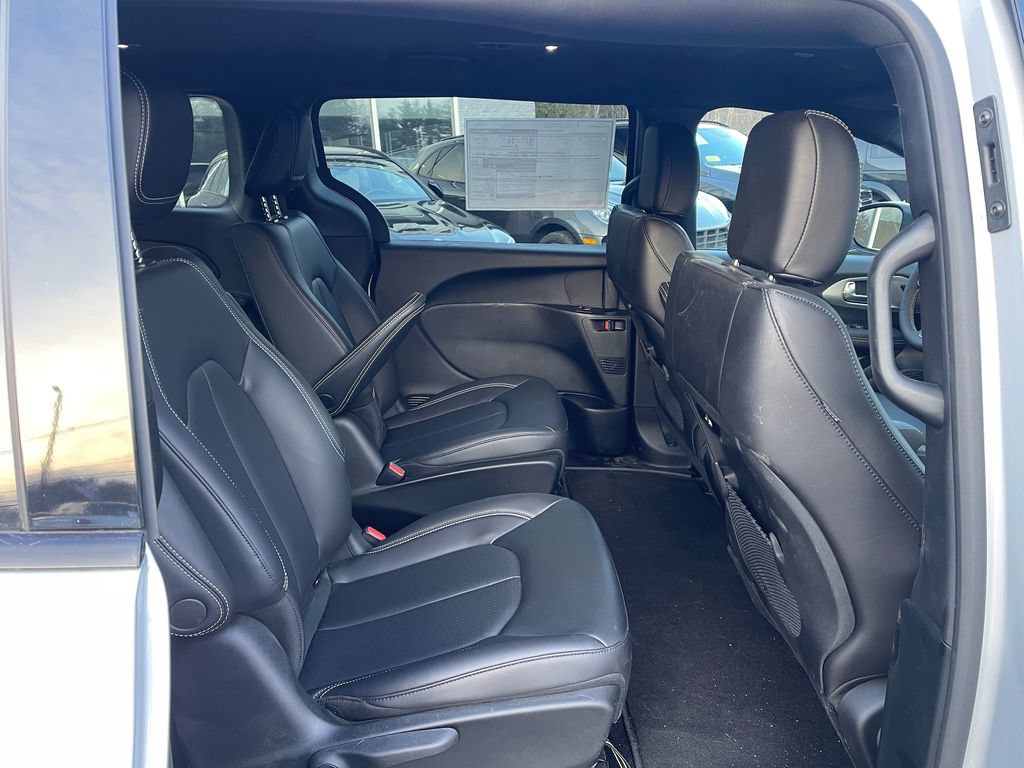 New 2023 Chrysler Pacifica Touring-L w/ S Appearance Package FWD image 14