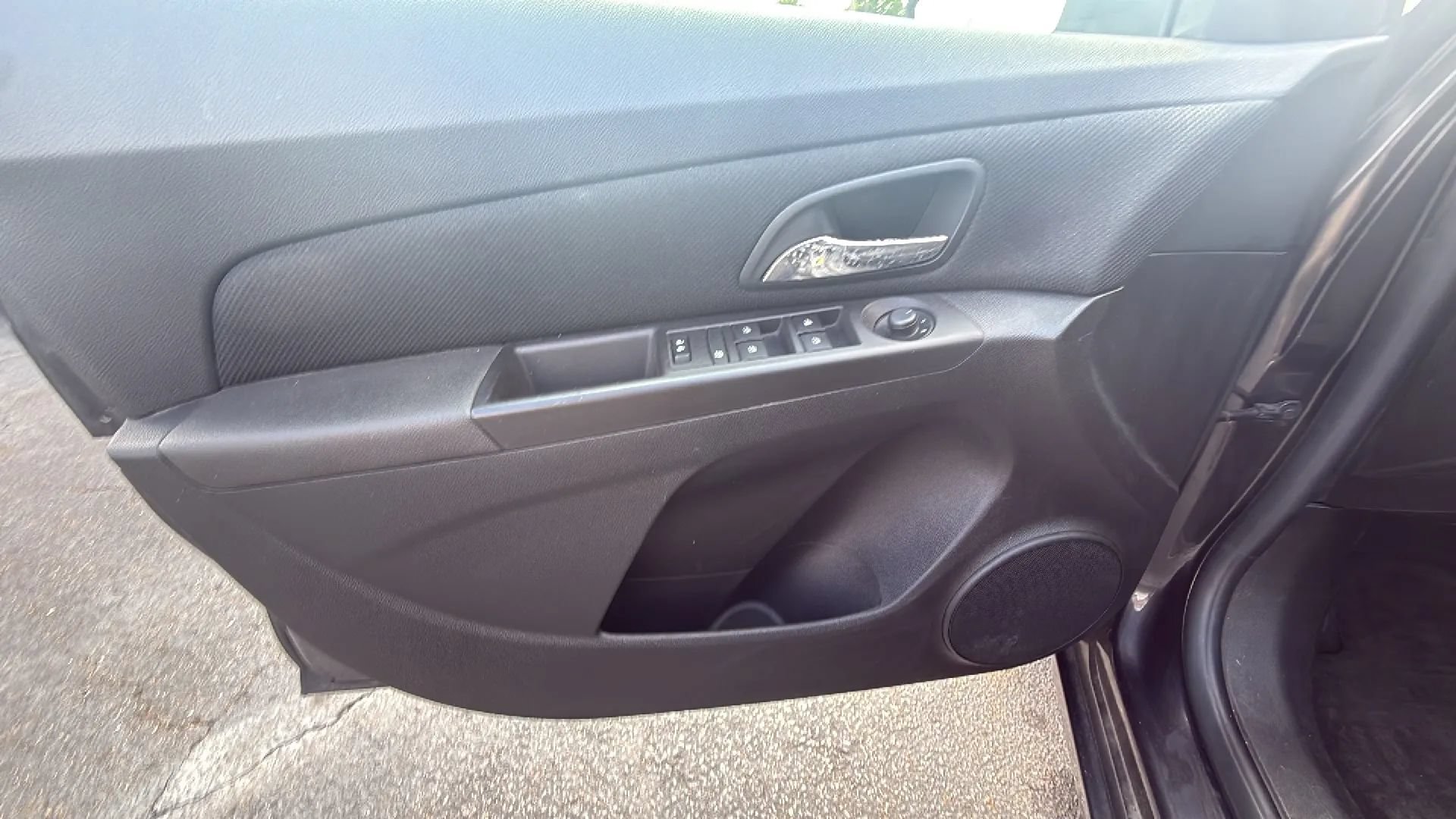 Used 2016 Chevrolet Cruze LT w/ Technology Package FWD image 17