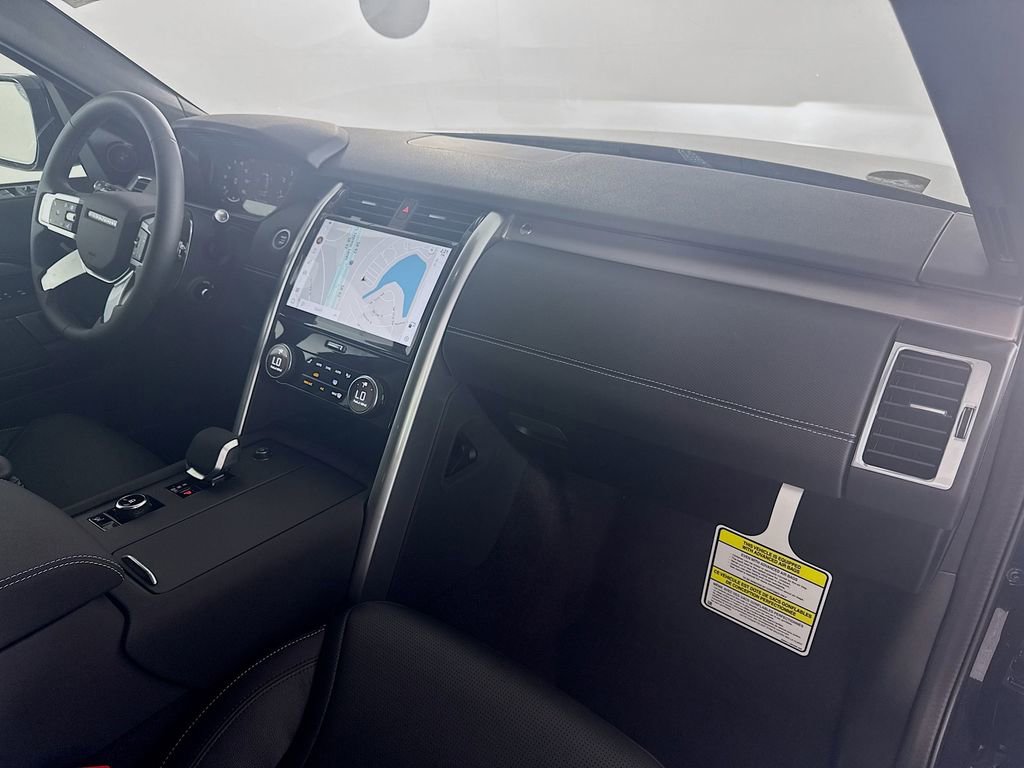New 2025 Land Rover Discovery Dynamic SE image 29