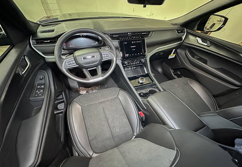 New 2025 Jeep Grand Cherokee L Altitude image 9