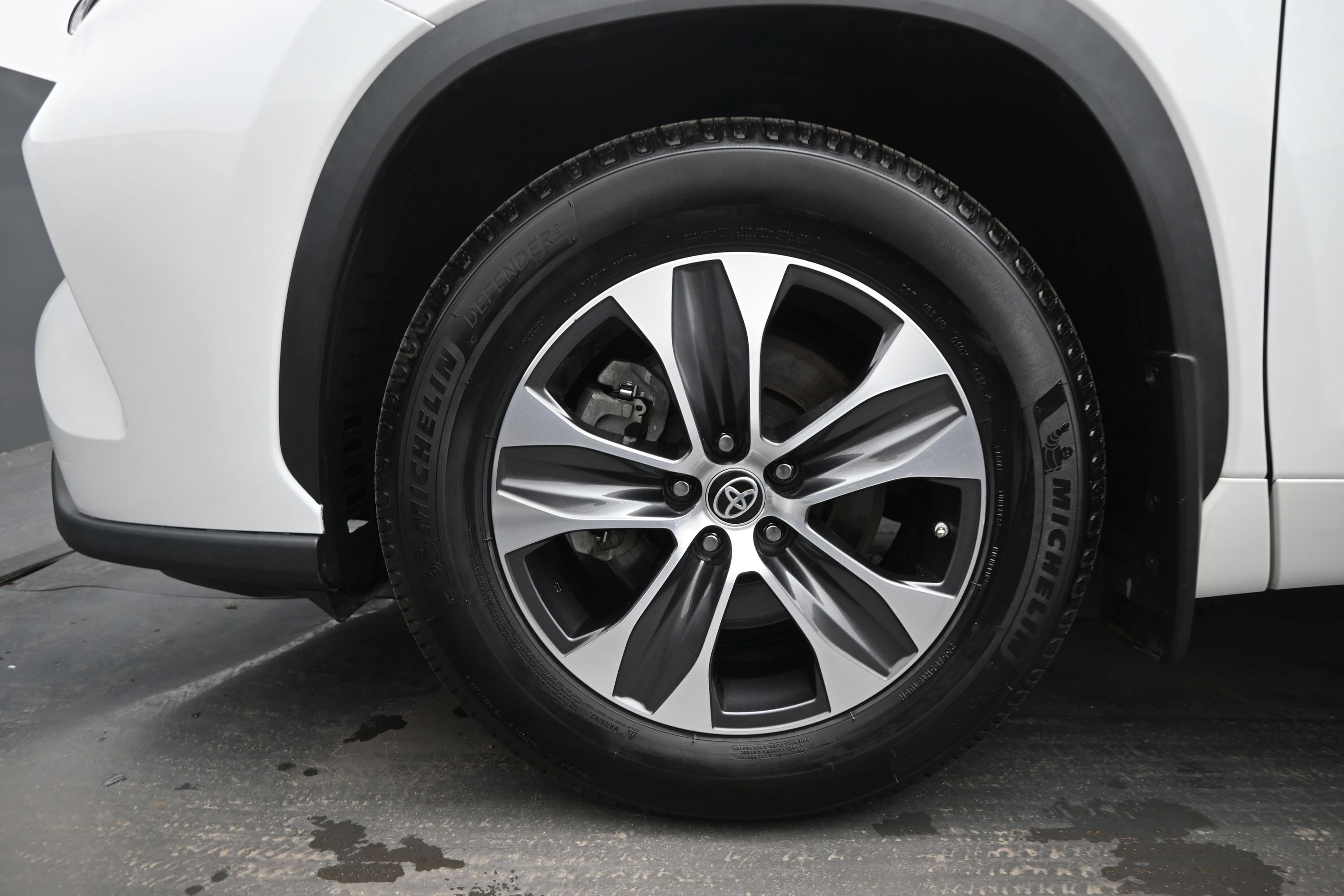 Used 2022 Toyota Highlander XLE AWD/4WD image 11