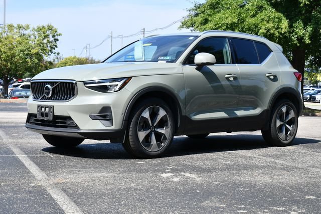 Used 2023 Volvo XC40 B5 Plus w/ Driver Assist Package AWD/4WD image 3