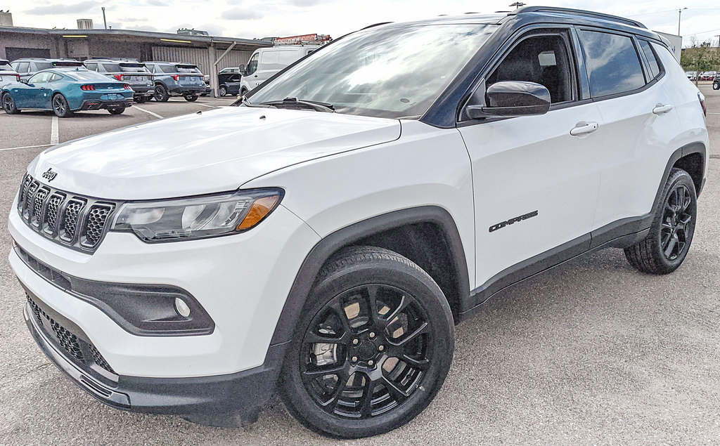 Used 2023 Jeep Compass Latitude AWD/4WD image 6