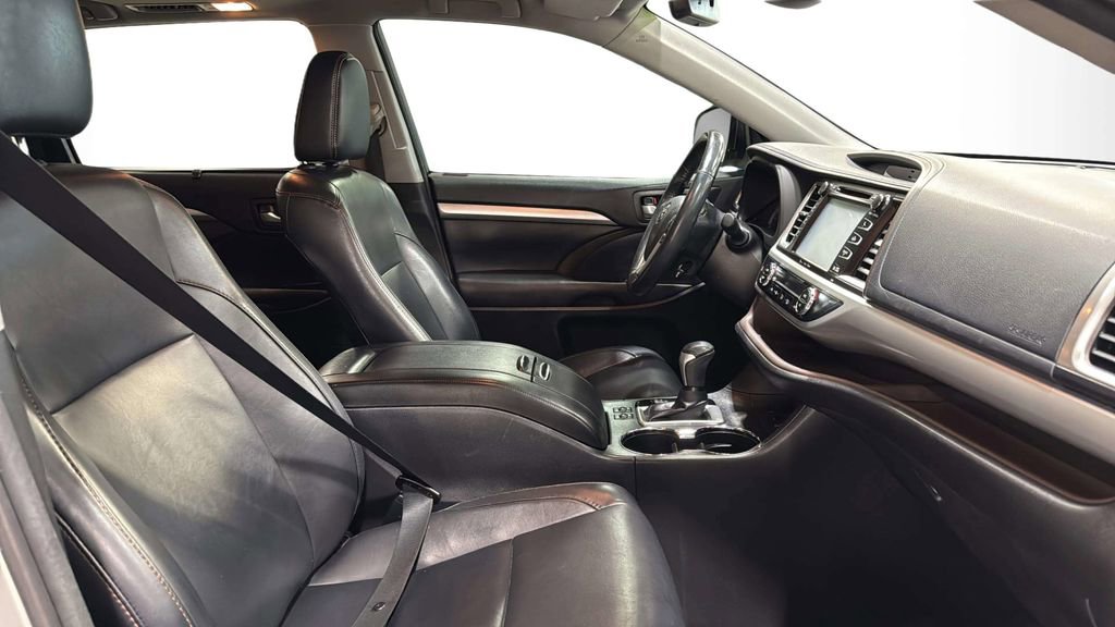 Used 2017 Toyota Highlander XLE AWD/4WD image 11