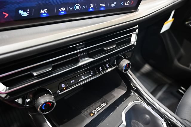 New 2027 Chevrolet Traverse LT w/ Sun and Wheel Package FWD image 18