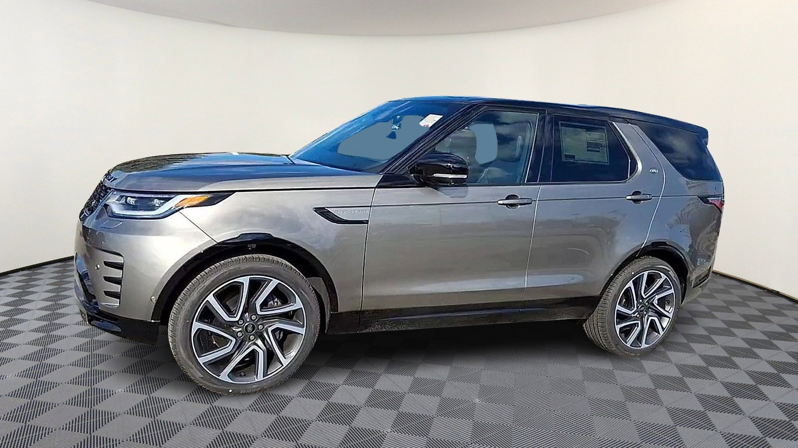 Used 2024 Land Rover Discovery Dynamic SE AWD/4WD image 4