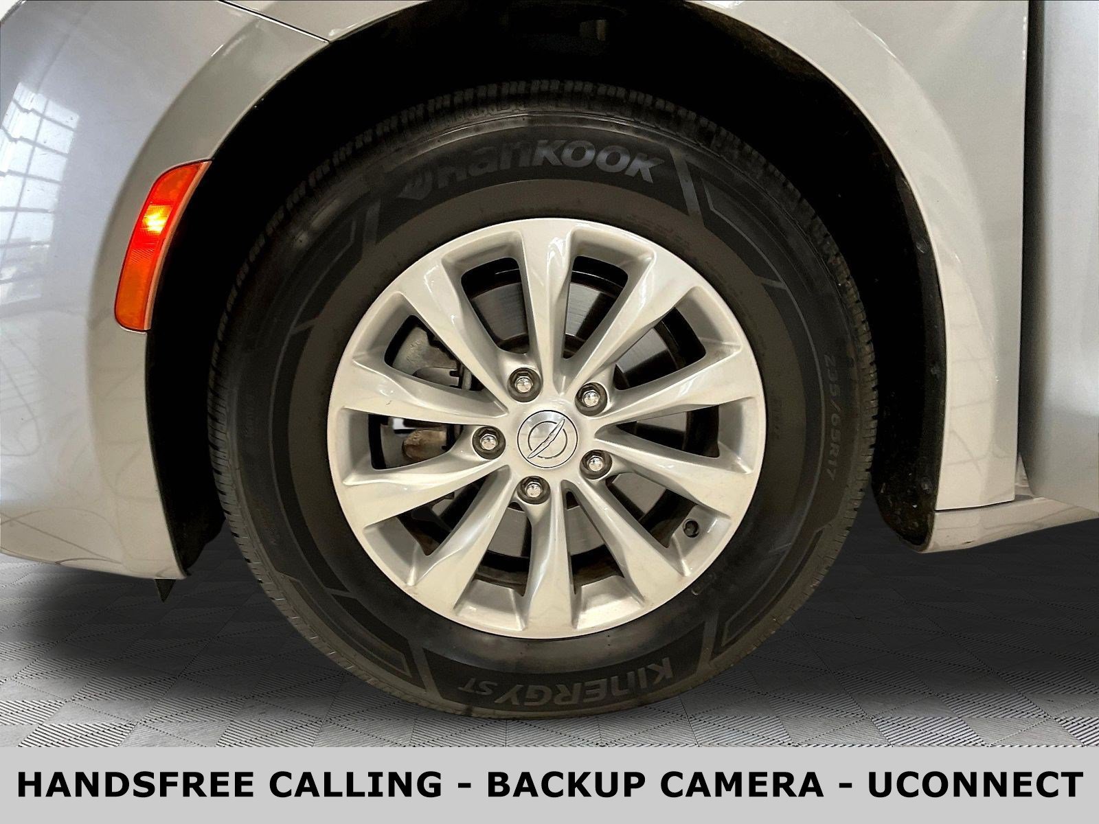 Used 2018 Chrysler Pacifica Touring-L FWD image 34