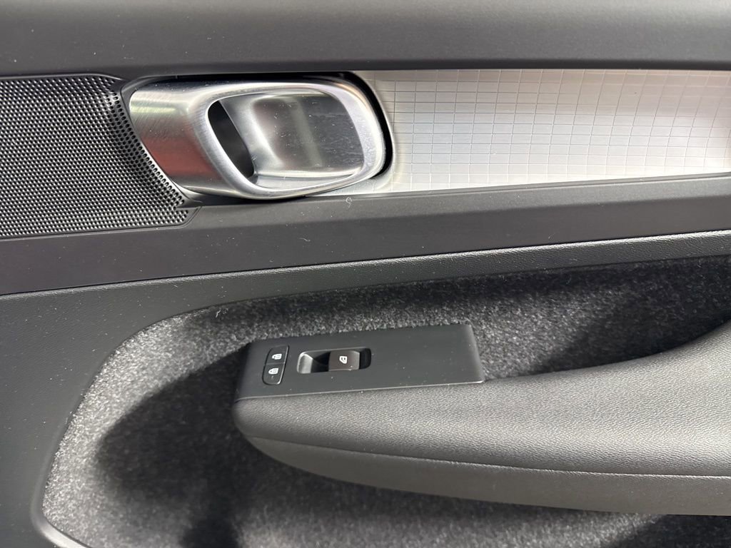 Used 2019 Volvo XC40 T5 Momentum image 14