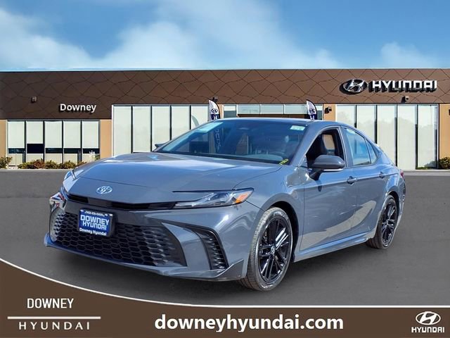 Used 2025 Toyota Camry SE FWD image 1
