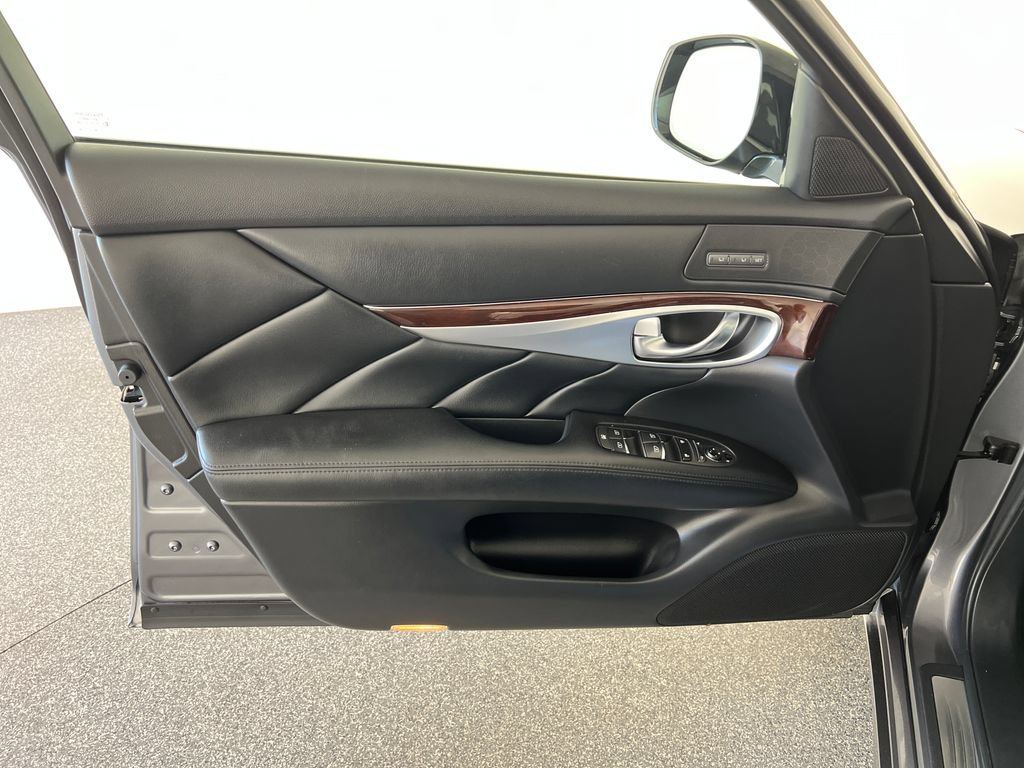 Used 2017 INFINITI Q70 3.7 RWD image 12